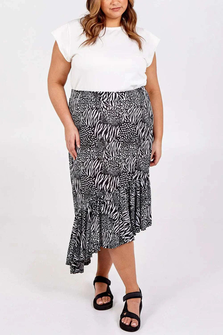 Plus size curve asymmetric hem tiered midi skirt in black and white print